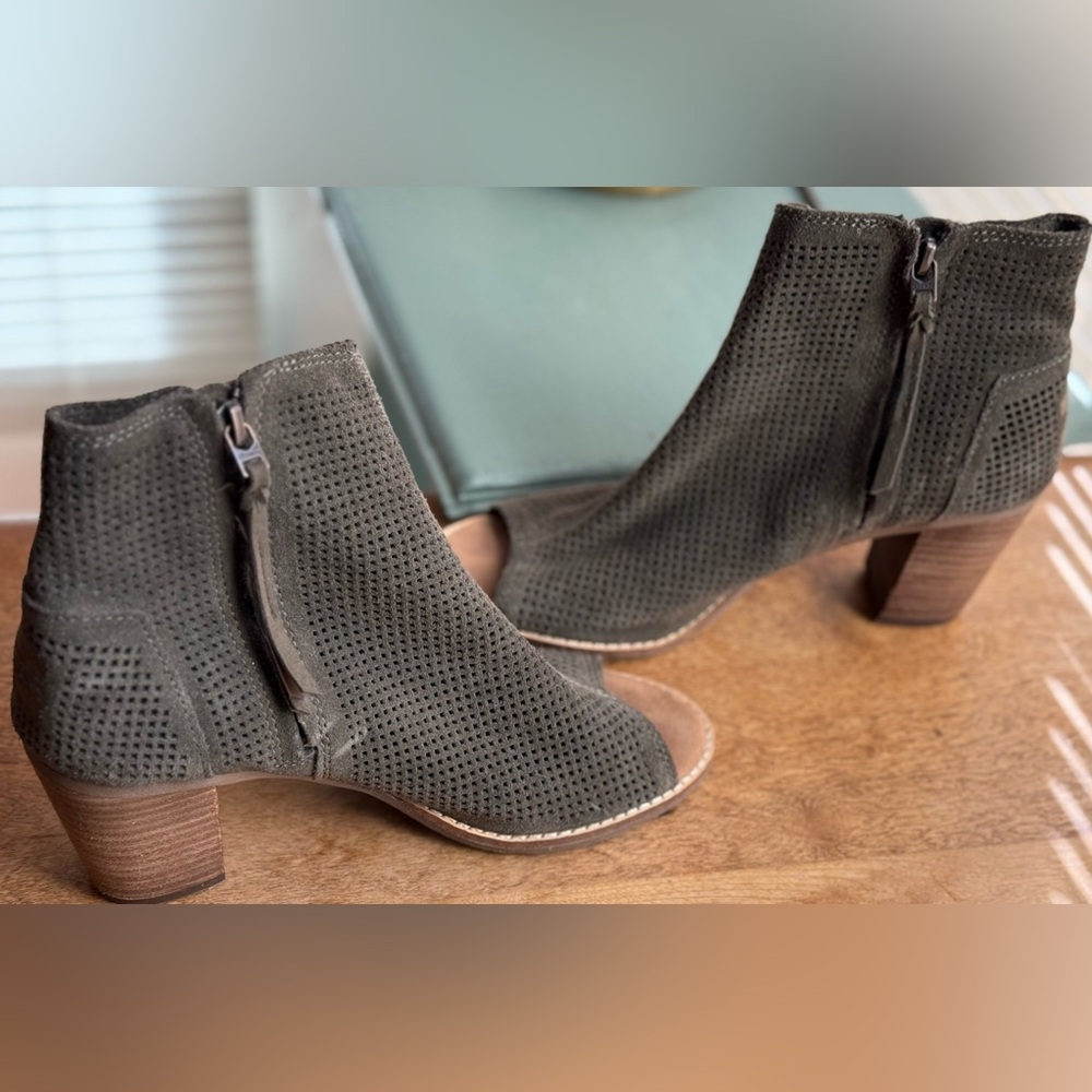 TOMS Majorca Olive Perforated Ankle Booties, Heeled Boots, Open Toe, Suede, Sz 8